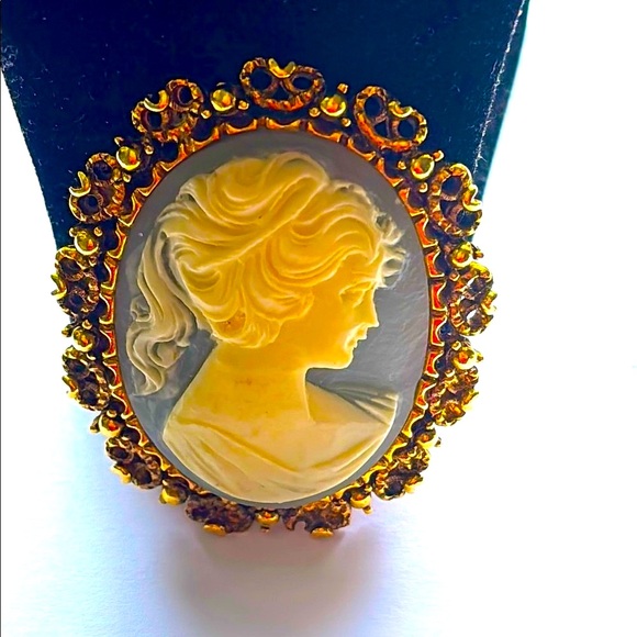 Hand Carved Vintage Cameo Pin/Brooch, Antique Blue Agate With Gold Frame - Picture 3 of 9